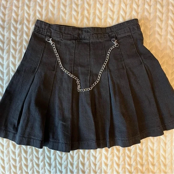 H&M Women Denim Black Pleated Mini Skirt with Removable Chain Detail Size 6 Punk - Picture 6 of 10